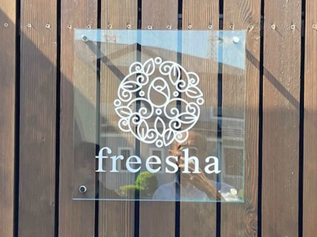share salon freesha_壁面サイン
