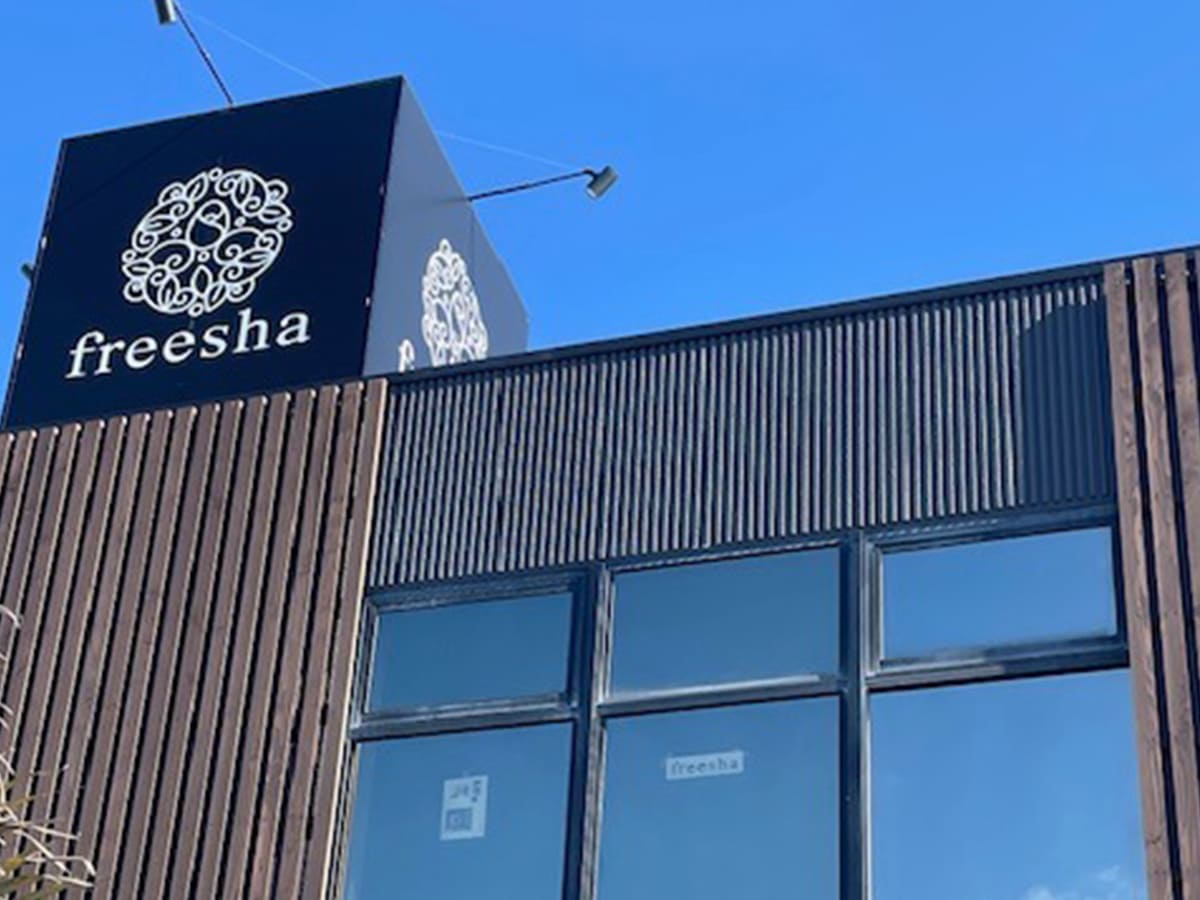share salon freesha_壁面サイン