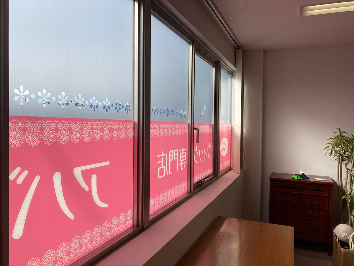 ウィッグ専門店 アバンダ_ウィンドウサイン